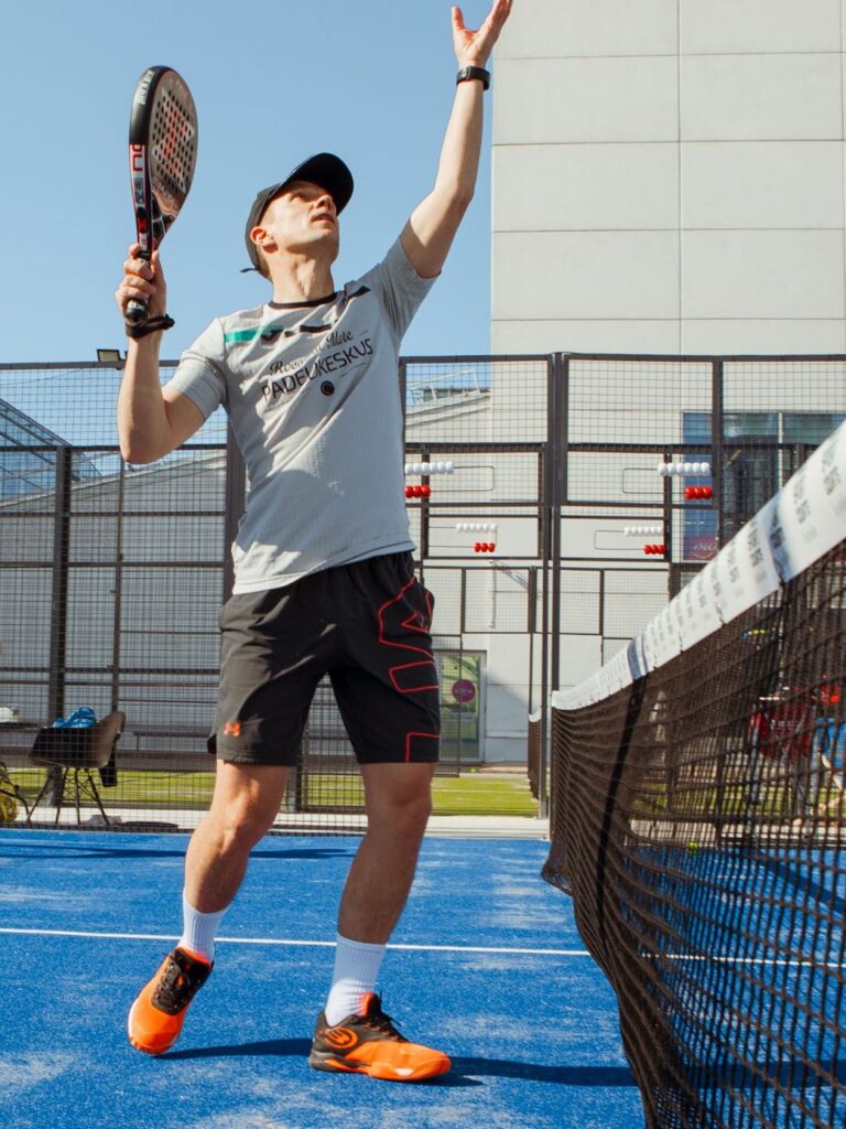 Man playing padel, padel court